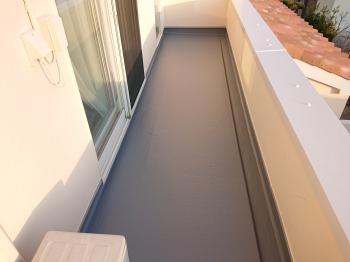 ベランダ床　FRP防水　専用塗料　上塗り　耐久　上がる