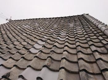 桟瓦　全体的　突き上げ　ラバーロック工法(ｺｰｷﾝｸﾞ)　下がらない　対策工事
