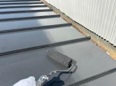 板金屋根　上塗り中　フッ素　塗料　使用　塗装