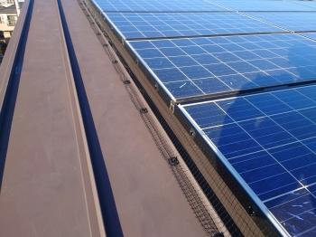 対策ネット　樹脂製　取付　完了　側面側　太陽光ﾊﾟﾈﾙ下　鳩　入れない