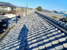 瓦　大屋根　全体的　ズレ　下がり