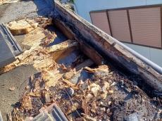 ケラバ　付近　瓦　捲る　雨漏り　野地　腐り