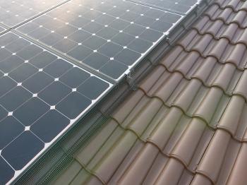 施工完了　豊田市　屋根　太陽光パネル　4方　ステンレス製網　取付完了　鳩　侵入　出来ない