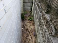 木根っこ　ブロック壁　押す　倒れそう