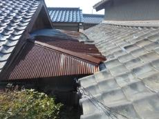 施工前　瓦屋根　波板板金屋根　様子