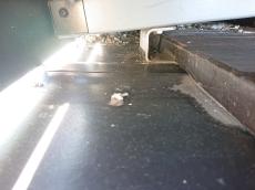 太陽光パネル軒側　カバーついている　大量　鳩糞