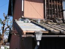 防水ルーフィング　貼り　葺き　土　下がらない　土留め　木　取付