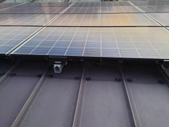 取付　完了　樹脂製　対策ネット　棟側　太陽光ﾊﾟﾈﾙ下　鳩　入れない