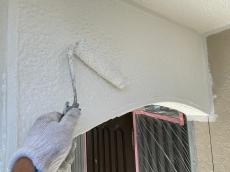 外壁　モルタル　外壁　専用塗料　使用　下塗り　中塗り　上塗り　仕上げ　玄関　廻り　