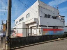 建物　全景　塗装前　東側　外壁　板金　一部　錆び　剥がれ　劣化