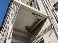 外階段　建物　全景　一部　鉄部分　錆び　剥がれ　塗装前