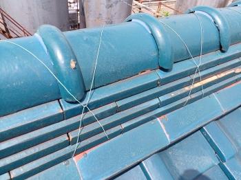 棟　銅線　増し締め　丸瓦　コーキング　塗布　強風　ｽﾞﾚ　飛散　無くなる　大面のし瓦　ジョイント　コーキング塗布　棟　中　雨水　侵入　防止　施工
