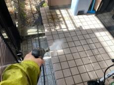 玄関タイル部　高圧洗浄　キレイ
