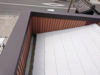 葺き替え　屋根　笠木板金　施工完了　両側　ステンレスビス　300ﾋﾟｯﾁ　固定