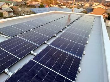 太陽光パネル　設置　完了　ﾊﾟﾈﾙ　約10°　傾斜　架台　設置　屋上　屋根　防水　FRP