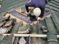 谷樋板金　廻り　瓦　復旧中　葺き土　防水性　耐久性　強い　なんばん漆喰　シルガード　使用