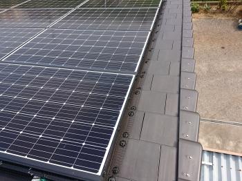 太陽光ﾊﾟﾈﾙ　樹脂製ネット　4方　取付完了　屋根上