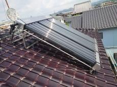 屋根　上　瓦　太陽熱温水器　様子　ﾀﾝｸ　ｶﾞﾗｽ　外せない　屋根上　ｻﾝﾀﾞｰ　切り離し　予定