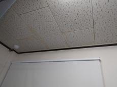 天井　事務所　室内　雨漏り　ｼﾐ　リフォーム