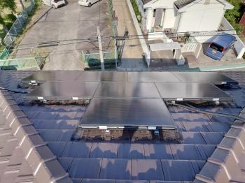 屋根　太陽光パネル　4方　樹脂製ネット　囲い　完了