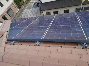 屋根　太陽光パネル　4方　樹脂製ネット　取付　完了