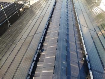 瓦　太陽光ﾊﾟﾈﾙ　樹脂製ネット　取付完了　棟側　屋根