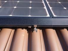 屋根　太陽光パネル　ステンレス製網　引掛ける　金具　取付中　その後　専用接着剤　補強