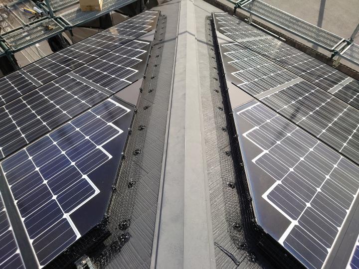 屋根　太陽光パネル　鳩対策工事　高圧洗浄　清掃　樹脂製ネット　取り付け