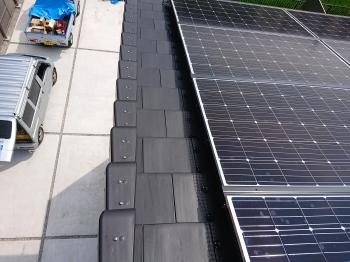 樹脂製ネット　4方　取付完了　屋根上　太陽光ﾊﾟﾈﾙ