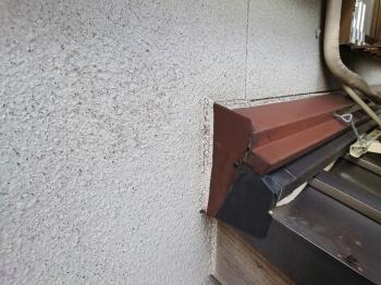 下屋根　壁止まり部　漆喰　塗り　箇所　雨水　当たりやすい　板金　蓋　施工