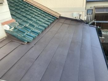 カラーベスト　板金カバー工法　施工　完了　雨漏り　無い　外観　キレイ　屋根