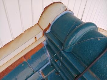 下屋根　外壁　取り合い　隙間　コーキング　塞ぎ　雨水　侵入　防止　施工