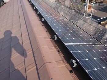 施工完了　屋根　瓦　軒側写真　鳩　太陽光パネル下　入れない　太陽光パネル4方　囲い