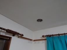 室内　雨漏り　様子　ﾀﾞｳﾝﾗｲﾄ　大量　雨水　落ちる　屋根