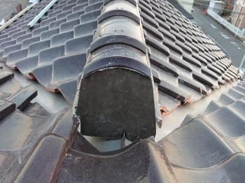 屋根　棟止まり部　平板板金　蓋　漆喰　仕上げ　防水性　耐久性　強い