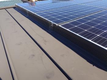 対策工事　鳩　屋根　太陽光ﾊﾟﾈﾙ　ステンレス網　取付　完了　側面側
