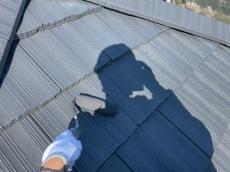 塗装　屋根　ｾﾒﾝﾄ瓦　上塗り中　4回塗り　安心