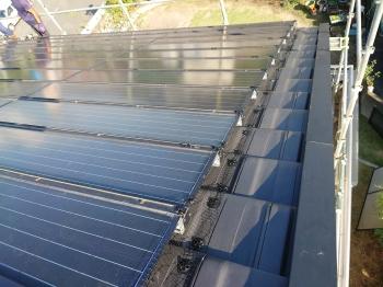 太陽光ﾊﾟﾈﾙ　樹脂製ネット　取付完了　側面側　屋根　瓦