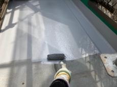 ベランダ床　中塗り中　塗装　FRP防水