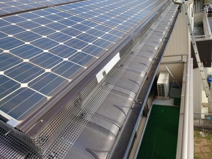 屋根　瓦　太陽光パネル　鳩対策工事　ステンレス網　雨樋　清掃