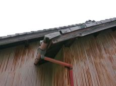 道路　面している　屋根　車　引掛け　右袖瓦　ズレ　雨樋　破損