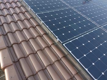 豊田市　屋根　太陽光パネル　4方　ステンレス製網　取付完了　鳩　侵入　出来ない