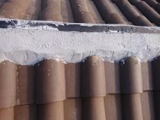 屋根瓦　棟　施工中　既設土　劣化しやすい　今回　防水性・耐久性良い　なんばん漆喰(ｼﾙｶﾞｰﾄﾞ)　使用