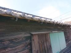 雨樋　金具　取付　糸張り　雨水　流れる　勾配　見る　取付