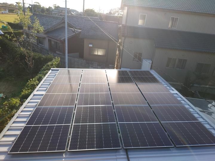 イナバ物置　屋根　板金　折板　太陽光発電　設置