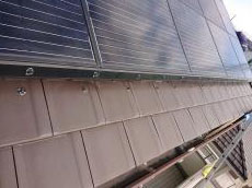 ネットを固定するための専用部材を、太陽光パネル側と瓦側の両方に接着剤で取り付けています。確実な固定により、長期間安定した防鳥効果を発揮します。