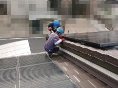 部材の強度をさらに高めるため、コーキング材を打設しています。キラ尾創では、風や経年劣化による外れを防ぐため、見えない部分の施工にもこだわります。