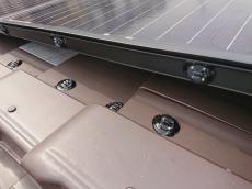 ネットを引っ掛けるための固定部材がすべて設置完了しました。パネルや瓦を傷つけないよう、位置や角度にも細心の注意を払っています。