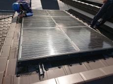 樹脂製ネットを取り付け、結束バンドでしっかりと固定しています。鳩の侵入経路を完全に塞ぎ、見た目にも違和感のない仕上がりを目指しました。