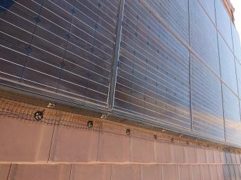 パネル下の隙間がすべてネットで覆われ、鳩が入る余地がなくなりました。通気性を確保しながら、美観を損なわない仕上がりとなっています。